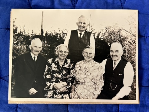 Marie Jensen (1883-1979) med hendes søskende fra Tolne. Taget i Skovlunde ca. 1960