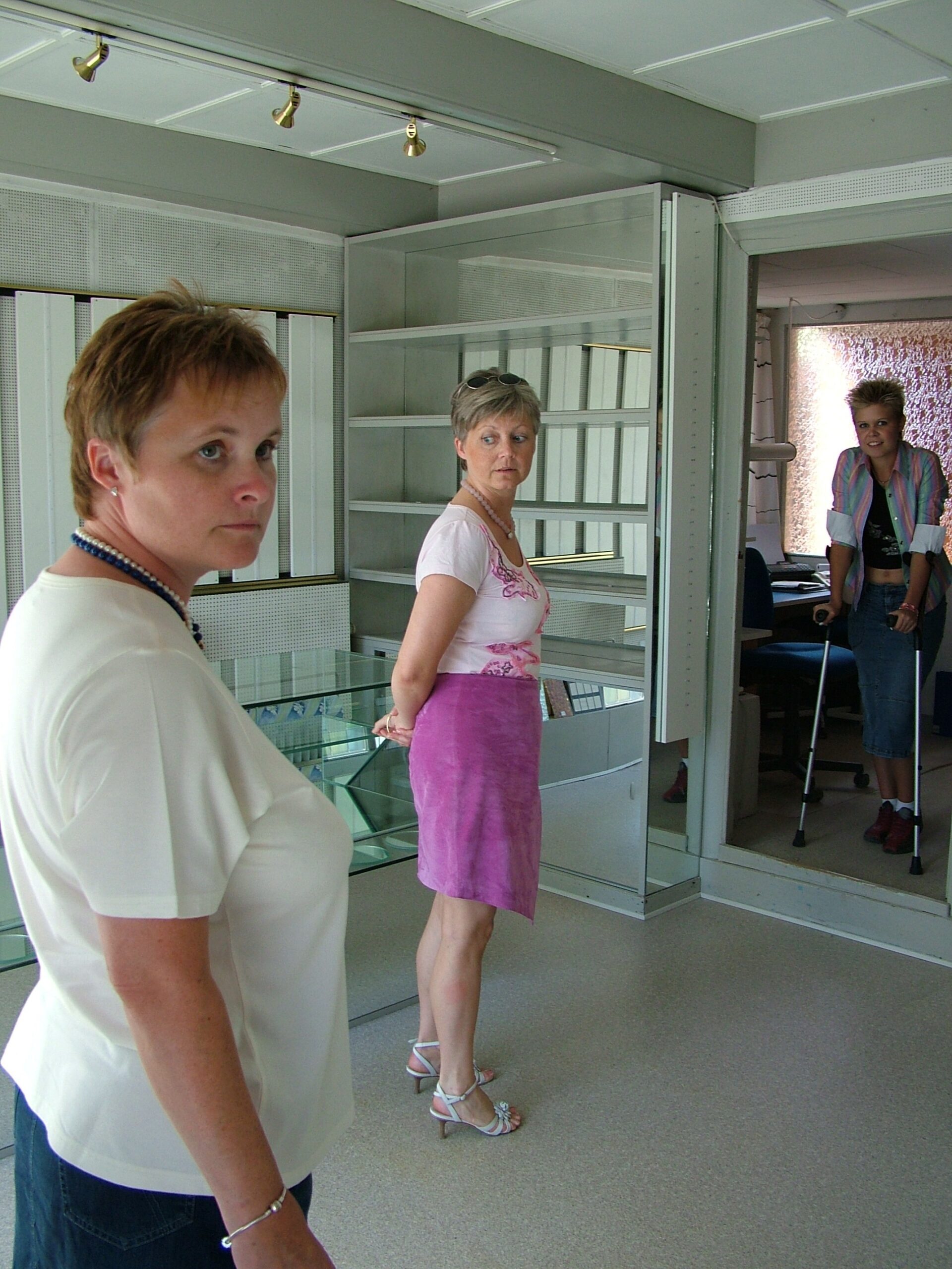 Vivi Stender og Lene Stender i den tomme butik på Lundevej 6 taget i 2005 af Per Palmkvist Knudsen