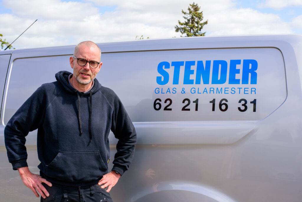 Glarmester Henning Stender ved en af virksomhedens firmabiler. Foto er taget i 2023 af Per Palmkvist Knudsen