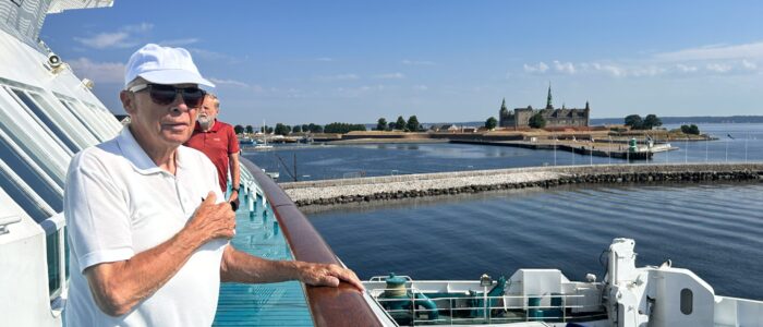 Mogens Stender sejler forbi Kronborg juni 2023. Foto: Per Palmkvist Knudsen.
